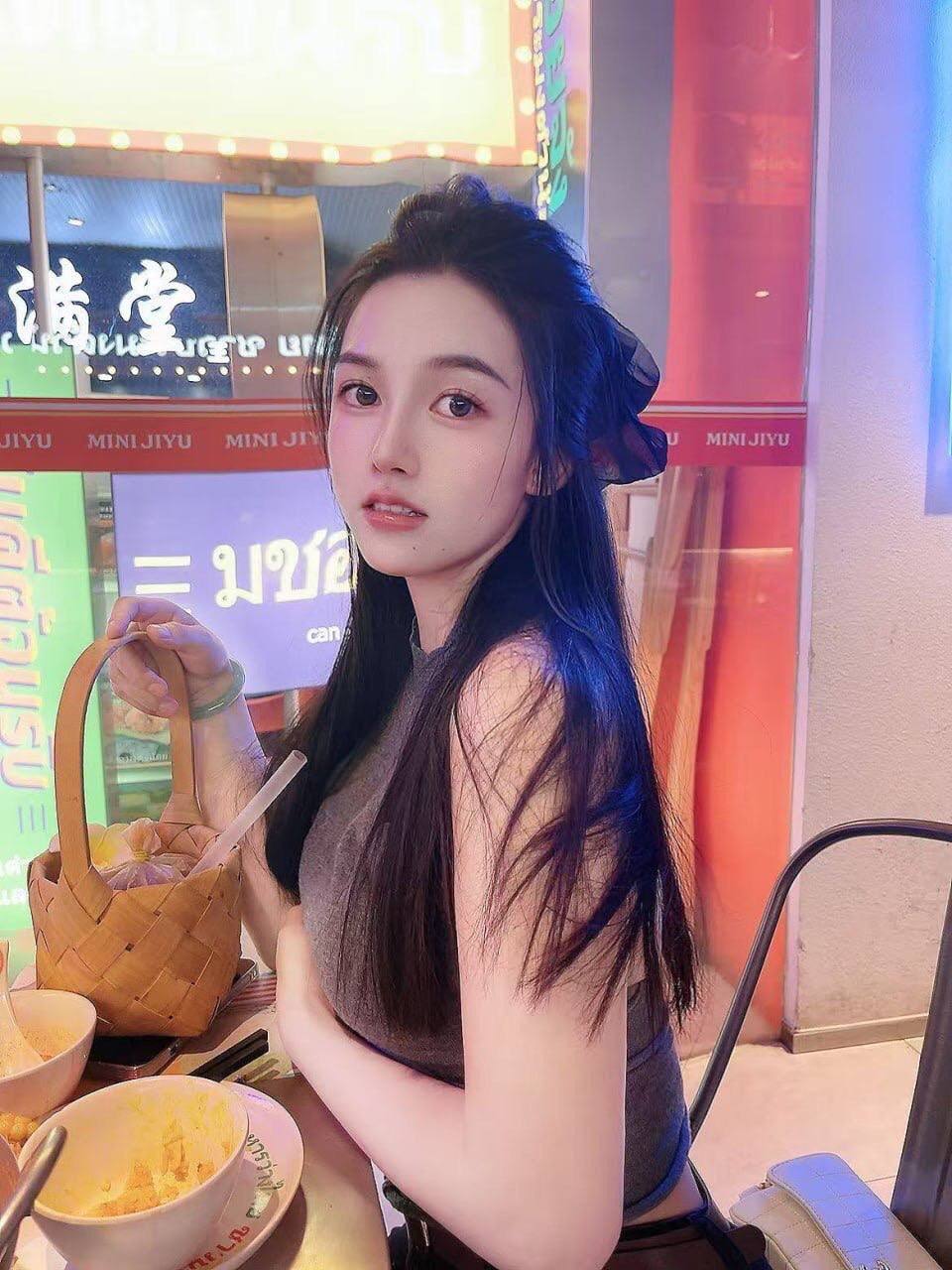 甜心约会与钱的关系配图：两位成年人在从容的场合坦然交流