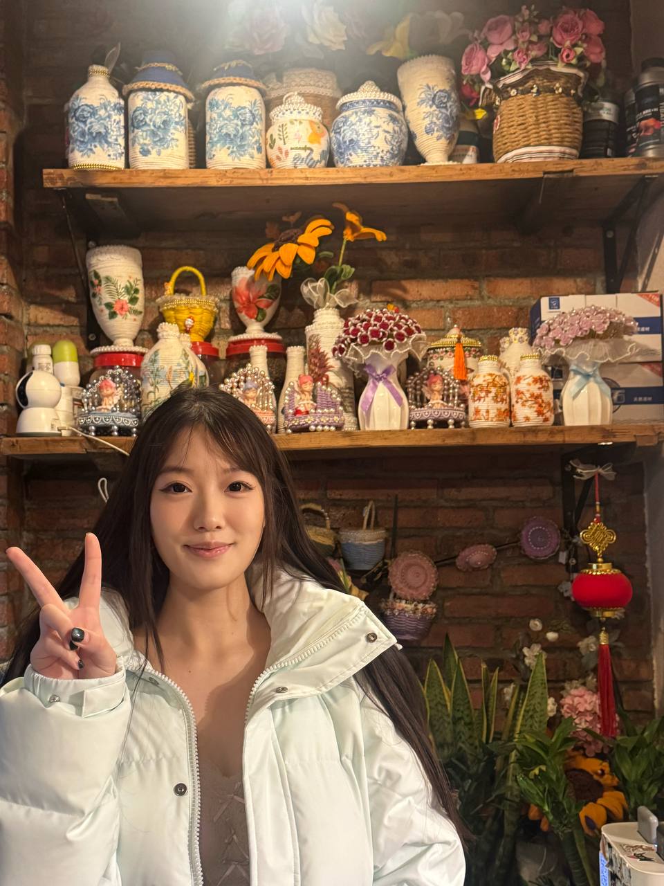 甜心约会开场破冰主题配图：成年人拿着手机，神情放松地准备打出第一条消息