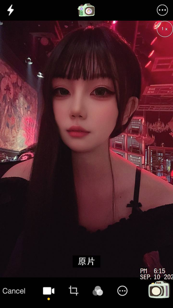 糖爹视角主题配图：氛围灯光下从容自若的年轻女性，眼神平静而专注